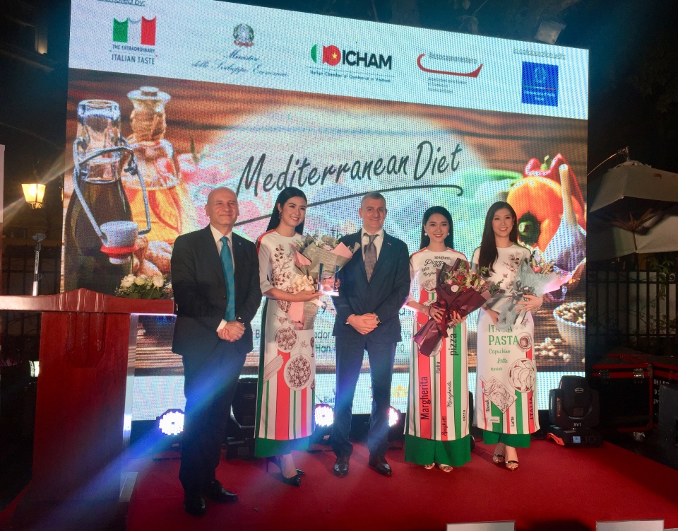 Hoa hậu Ngọc Hân là Đại sứ chương trình “True Italian Taste - Chế độ ăn Địa Trung Hải” khong gian am thuc dich thuc o ngoi nha italy tai ha noi