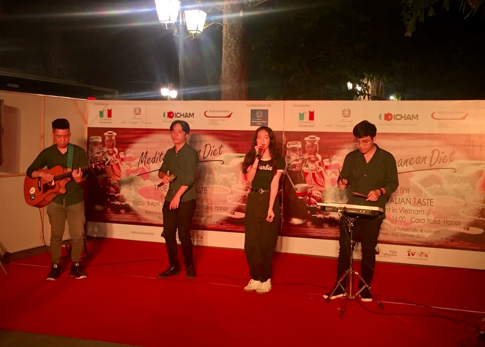 Hoa hậu Ngọc Hân là Đại sứ chương trình “True Italian Taste - Chế độ ăn Địa Trung Hải” khong gian am thuc dich thuc o ngoi nha italy tai ha noi