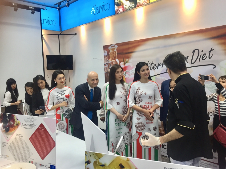 Hoa hậu Ngọc Hân là Đại sứ chương trình “True Italian Taste - Chế độ ăn Địa Trung Hải” khong gian am thuc dich thuc o ngoi nha italy tai ha noi