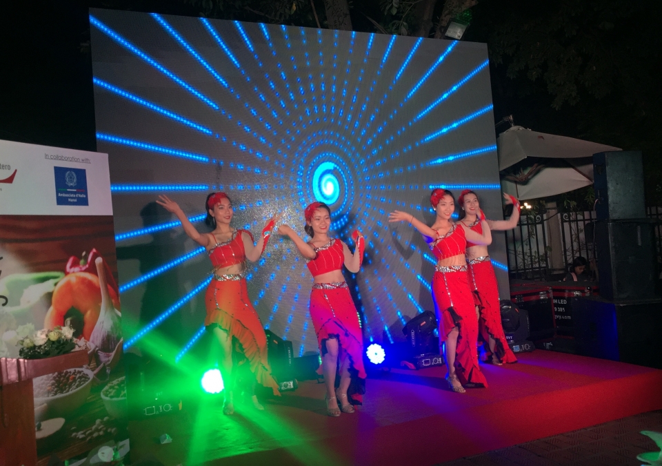 Hoa hậu Ngọc Hân là Đại sứ chương trình “True Italian Taste - Chế độ ăn Địa Trung Hải” khong gian am thuc dich thuc o ngoi nha italy tai ha noi