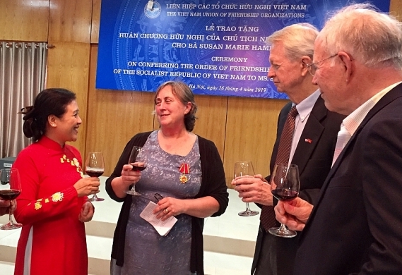 Tặng Huân chương Hữu nghị cho con gái một cựu binh Mỹ tại Việt Nam