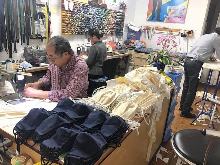 Phong trào ‘nhà nhà may, người người may’ khẩu trang của người Việt ở Đức phong trao nha nha may nguoi nguoi may khau trang cua nguoi viet o duc