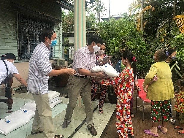 Quà nghĩa tình Kiên Giang gửi tới người Campuchia gốc Việt gặp khó khăn qua nghia tinh kien giang gui toi nguoi campuchia goc viet gap kho khan
