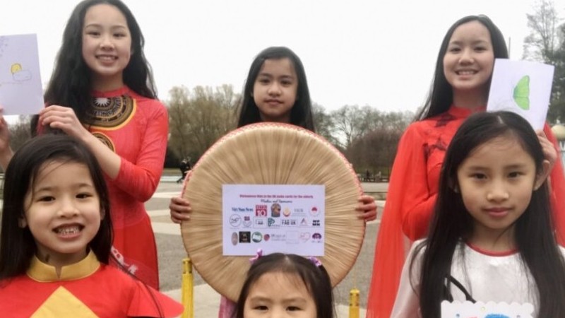 Trẻ em người Việt tại Anh và phong trào làm thiệp gửi tặng các viện dưỡng lão