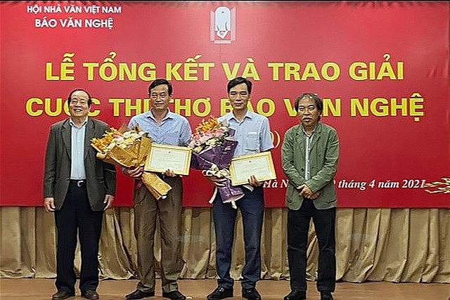 Điều gì đặc biệt trong bài thơ nối nhất hiện nay - Mẹ tôi chửi kẻ trộm? Điều gì đặc biệt trong bài thơ nối nhất hiện nay - Mẹ tôi chửi kẻ trộm?