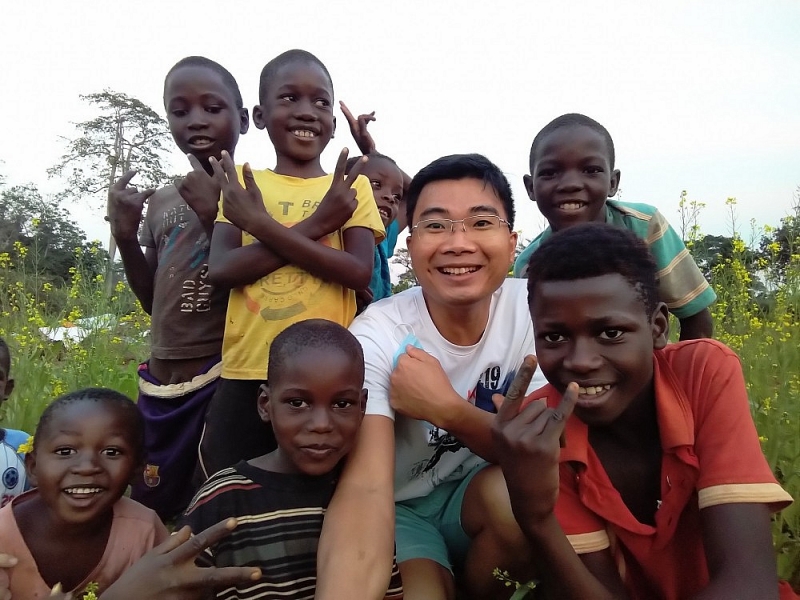 Vợ chồng bác sĩ Việt Nam ươm mầm xanh tại Angola