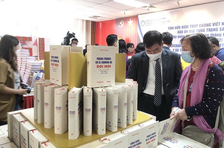 Dấu ấn tình hữu nghị Việt Nam-Cuba qua từng trang sách Dấu ấn tình hữu nghị Việt Nam-Cuba qua từng trang sách