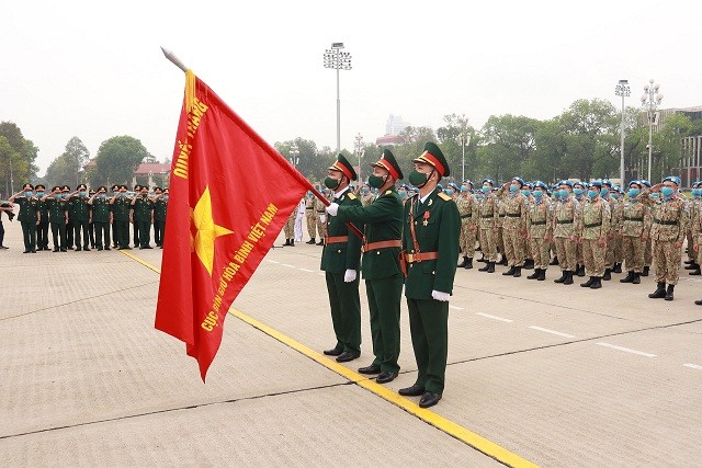 Sĩ quan mũ nồi xanh dâng hương và phát động thi đua trước khi lên đường làm nhiệm vụ gìn giữ hòa bình Liên hợp quốc