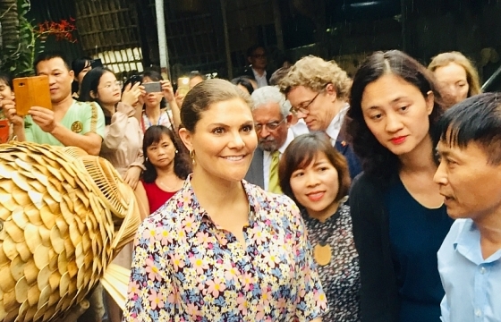 Công chúa Thụy Điển thử đan mây tại làng nghề Phú Vinh