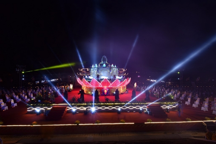 tam chuc ruc ro trong dem hoi hoa dang mung dai le vesak 2019