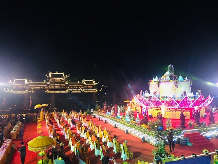 tam chuc ruc ro trong dem hoi hoa dang mung dai le vesak 2019