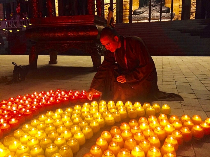 tam chuc ruc ro trong dem hoi hoa dang mung dai le vesak 2019