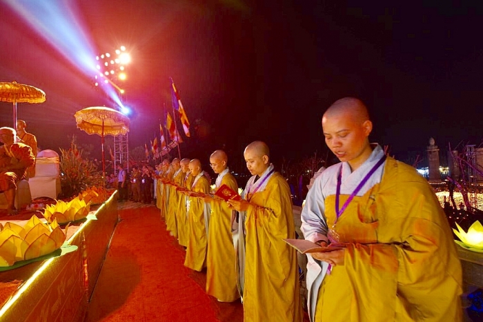 tam chuc ruc ro trong dem hoi hoa dang mung dai le vesak 2019