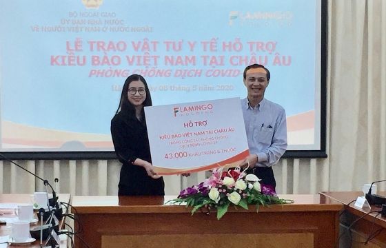 Tập đoàn Flamingo trao tặng vật tư y tế hỗ trợ kiều bào tại châu Âu chống dịch Covid-19