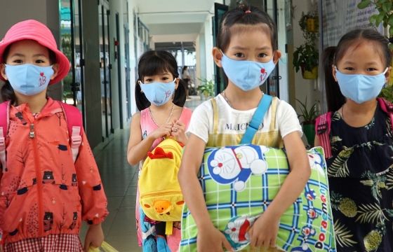 Giáo viên mầm non tự may khẩu trang tặng trẻ em nghèo khu công nghiệp