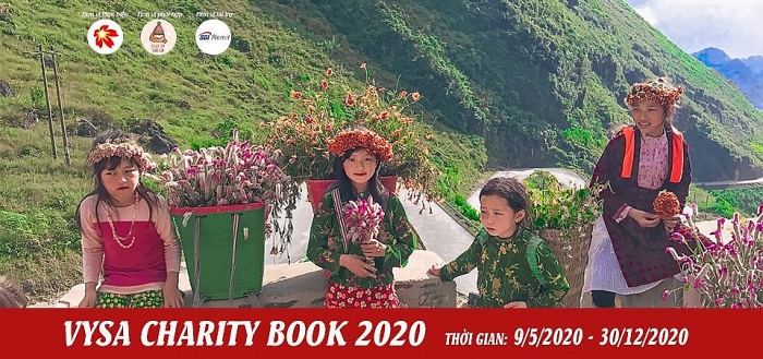 nguoi viet tre tai nhat ban trao mot quyen sach gui van yeu thuong