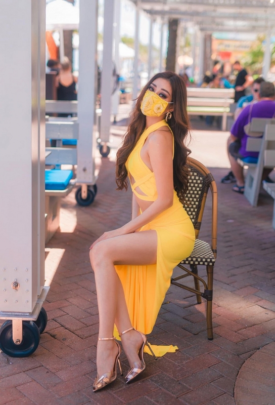 Khánh Vân chủ động trang bị khẩu trang cùng nhiều phương pháp đảm bảo an toàn cho bản thân. Tổ chức Hoa hậu hoàn vũ thế giới cũng yêu cầu các thí sinh trong quá trình tham gia cuộc thi phải mang khẩu trang y tế.