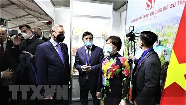 Sách Việt Nam thu hút độc giả tại Triển lãm sách quốc tế St. Petersburg Sách Việt Nam thu hút độc giả tại Triển lãm sách quốc tế St. Petersburg