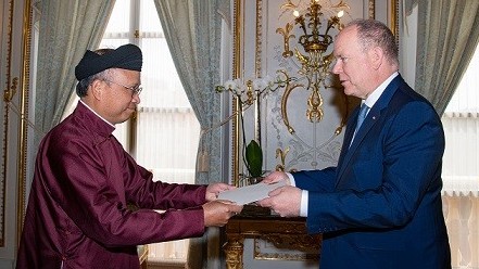 Đại sứ Đinh Toàn Thắng trình Quốc thư lên Quốc vương Monaco Albert đệ nhị