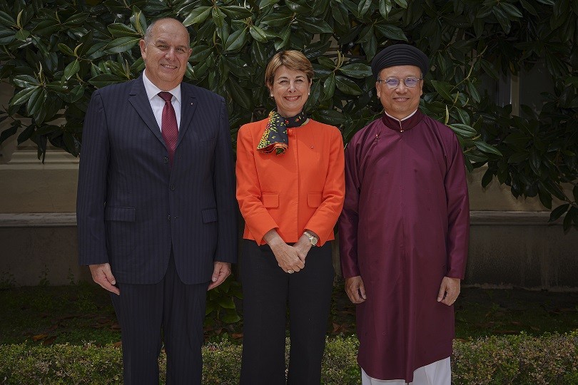 Đại sứ Đinh Toàn Thắng trình Quốc thư lên Quốc vương Monaco Albert đệ nhị Đại sứ Đinh Toàn Thắng trình Quốc thư lên Quốc vương Monaco Albert đệ nhị