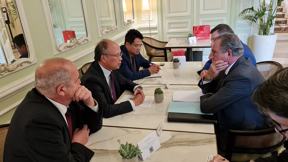 Đại sứ Đinh Toàn Thắng trình Quốc thư lên Quốc vương Monaco Albert đệ nhị Đại sứ Đinh Toàn Thắng trình Quốc thư lên Quốc vương Monaco Albert đệ nhị