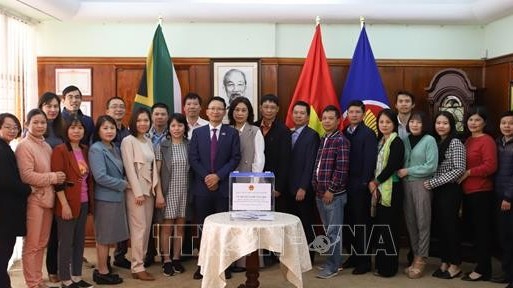 Người Việt tại Nam Phi góp xuồng chủ quyền tặng huyện đảo Trường Sa