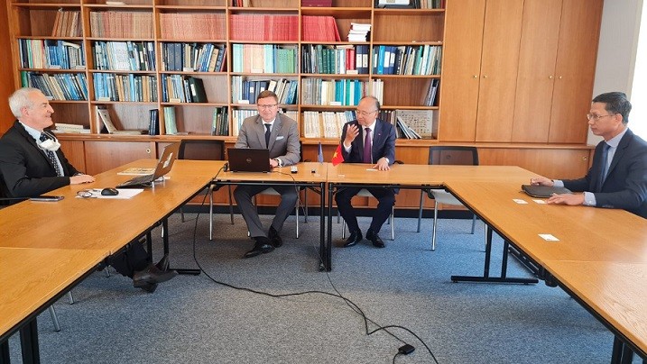 Đại sứ Đinh Toàn Thắng thăm trụ sở Tổ chức thủy đạc thế giới tại Monaco Đại sứ Đinh Toàn Thắng thăm trụ sở Tổ chức Thủy đạc thế giới tại Monaco