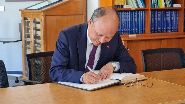 Đại sứ Đinh Toàn Thắng thăm trụ sở Tổ chức thủy đạc thế giới tại Monaco Đại sứ Đinh Toàn Thắng thăm trụ sở Tổ chức Thủy đạc thế giới tại Monaco