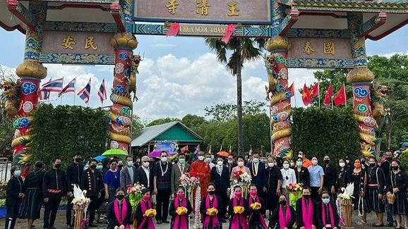 Gắn biển tên tiếng Việt cho hai ngôi chùa lâu đời tại Thái Lan