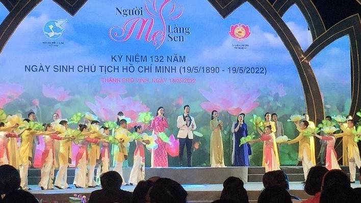 Xúc động chương trình nghệ thuật tri ân thân mẫu Chủ tịch Hồ Chí Minh