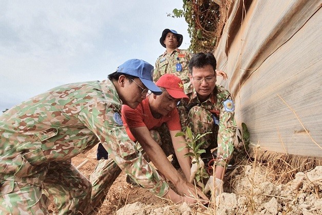 Chiến sĩ mũ nồi xanh Việt Nam trồng cây mừng sinh nhật Bác