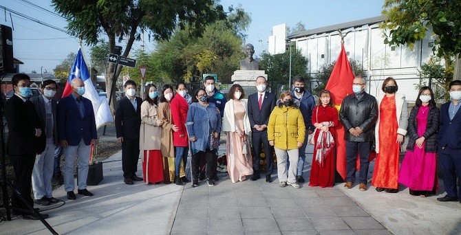 Dâng hoa kỷ niệm 123 năm Ngày sinh Chủ tịch Hồ Chí Minh tại Chile