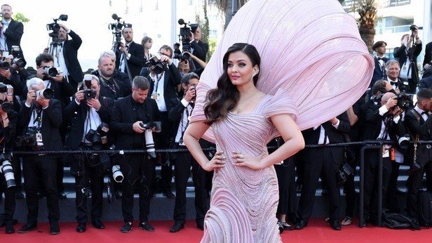 Hoa hậu Ấn Độ Aishwarya Rai thu hút mọi ánh nhìn tại Cannes 2022