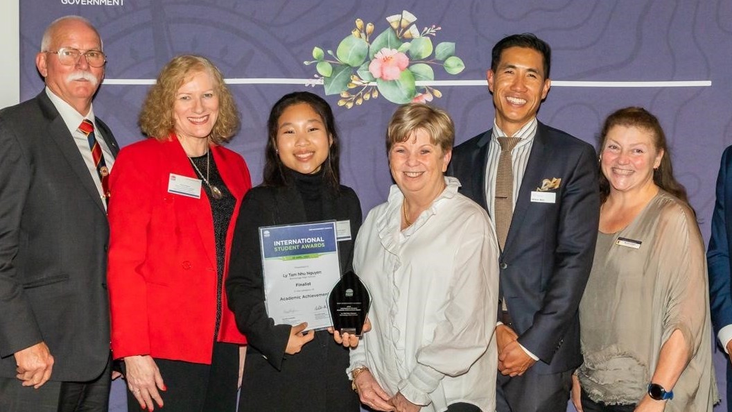 Nữ sinh gốc Việt đạt giải Thành tích học tập xuất sắc nhất ở Australia