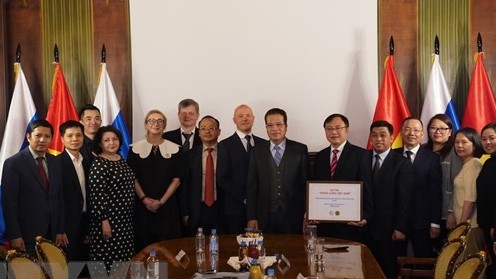 Người Việt tại Nga gửi tặng lô thuốc đặc trị Covid-19 cho quê hương