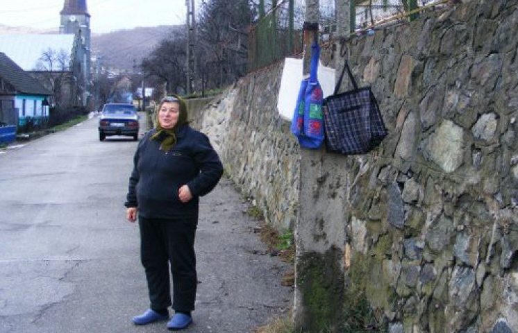 Kỳ lạ ngôi làng mà người dân tha hồ treo tiền ngoài đường