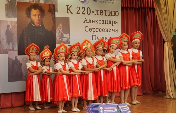 Dạ hội Pushkin kỷ niệm 220 năm ngày sinh của “mặt trời thi ca Nga”