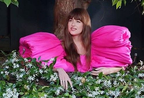 Mỹ nhân '50 sắc thái' rực rỡ trong thiết kế 'made in Vietnam'