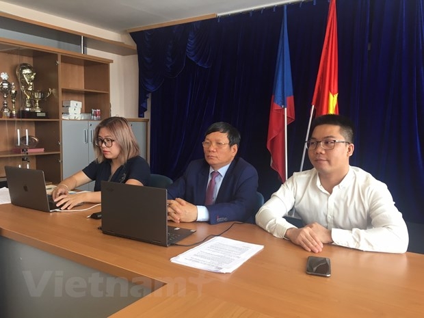 Ông Hoàng Đình Thắng - Chủ tịch Liên hiệp hội người Việt Nam tại châu Âu (giữa) - và Đại diện Hội thanh niên sinh viên Việt Nam tại Séc tham dự diễn đàn. (Nguồn: Vietnam+)