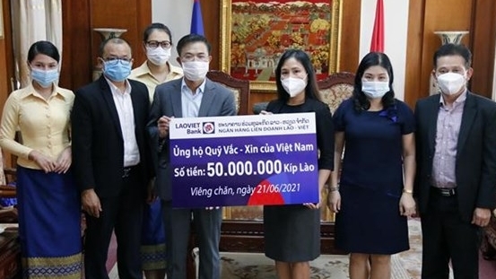 Người Việt tại Lào ủng hộ Quỹ vaccine phòng Covid-19 ở quê hương