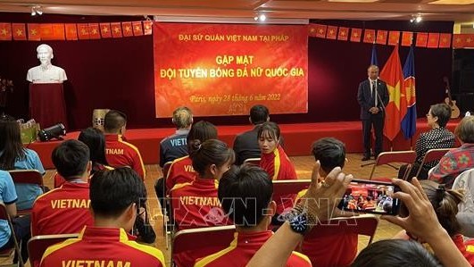 Gặp mặt, giao lưu cùng đội tuyển bóng đá nữ Việt Nam tại Pháp