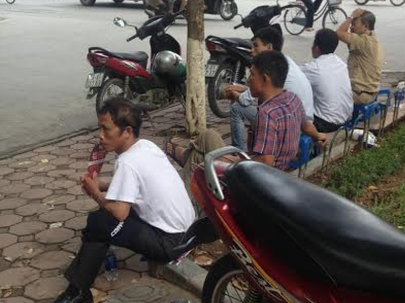 Con vào thi, bố mẹ ôm nỗi niềm