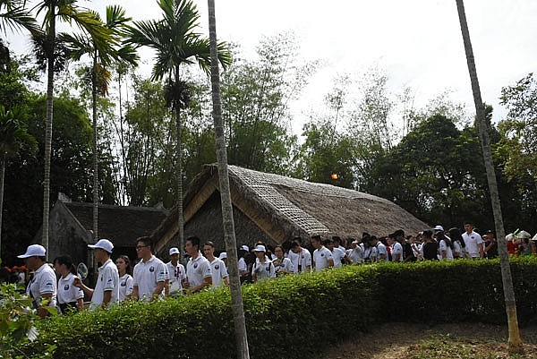 thanh nien kieu bao ve tham que bac