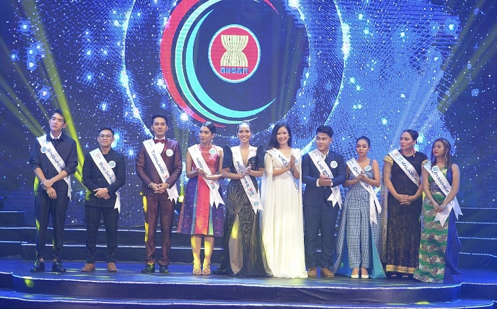 thi sinh tieng hat asean3 nam 2019 cung check in vinh ha long