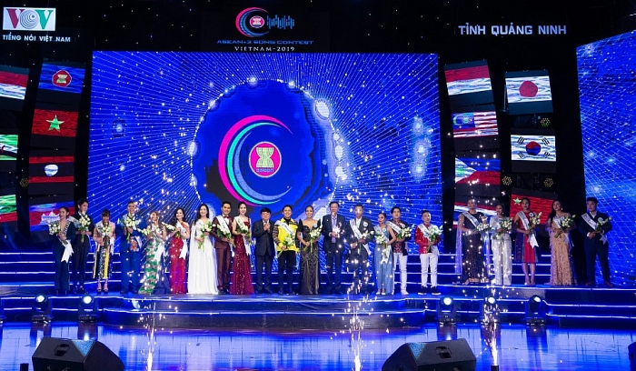 thi sinh tieng hat asean3 nam 2019 cung check in vinh ha long