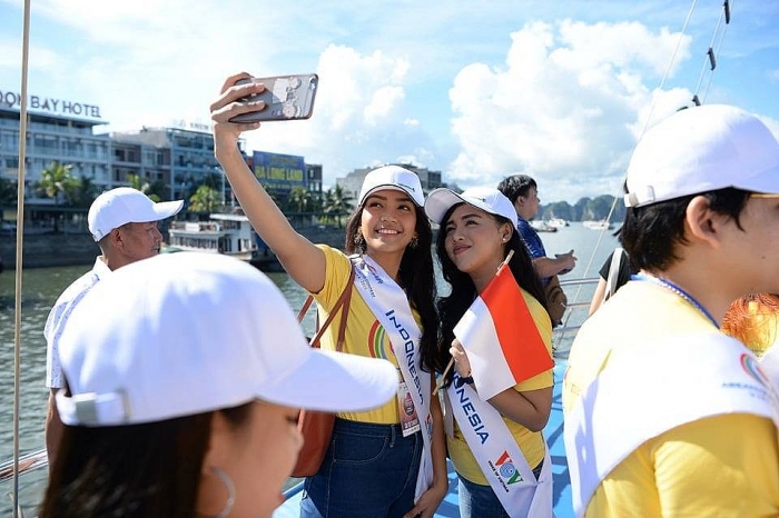 thi sinh tieng hat asean3 nam 2019 cung check in vinh ha long