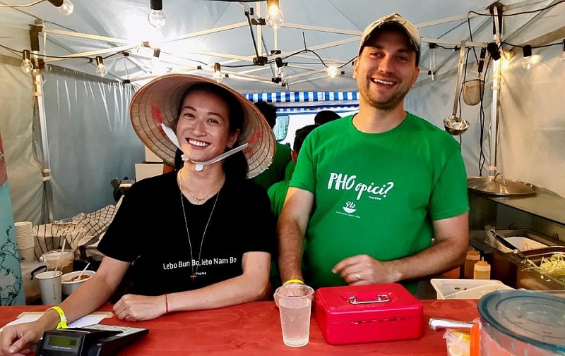 co gai goc viet va huong vi pho que nha o slovakia 1