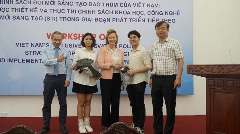 Hai học sinh Việt sáng chế chiếc mũ bảo hộ độc đáo chống dịch Covid 19 hai hoc sinh viet sang che chiec mu bao ho doc dao chong dich covid 19