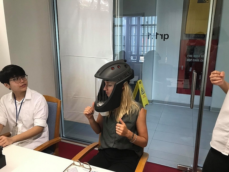 Hai học sinh Việt sáng chế chiếc mũ bảo hộ độc đáo chống dịch Covid 19 hai hoc sinh viet sang che chiec mu bao ho doc dao chong dich covid 19