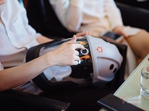 Hai học sinh Việt sáng chế chiếc mũ bảo hộ độc đáo chống dịch Covid 19 hai hoc sinh viet sang che chiec mu bao ho doc dao chong dich covid 19